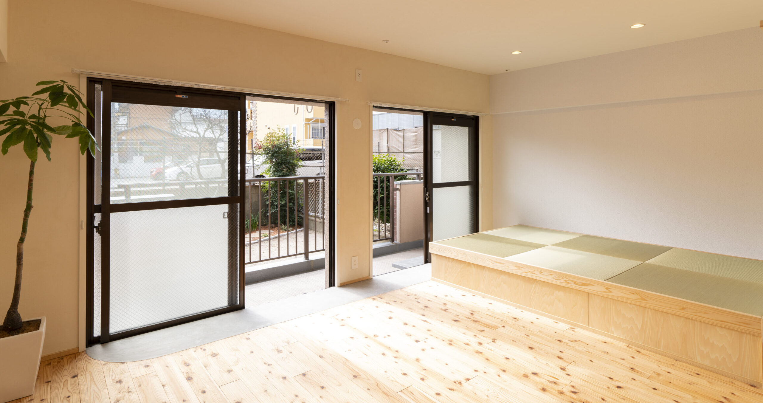 駅近で開放感のある広い庭が自慢の明るい角部屋の家