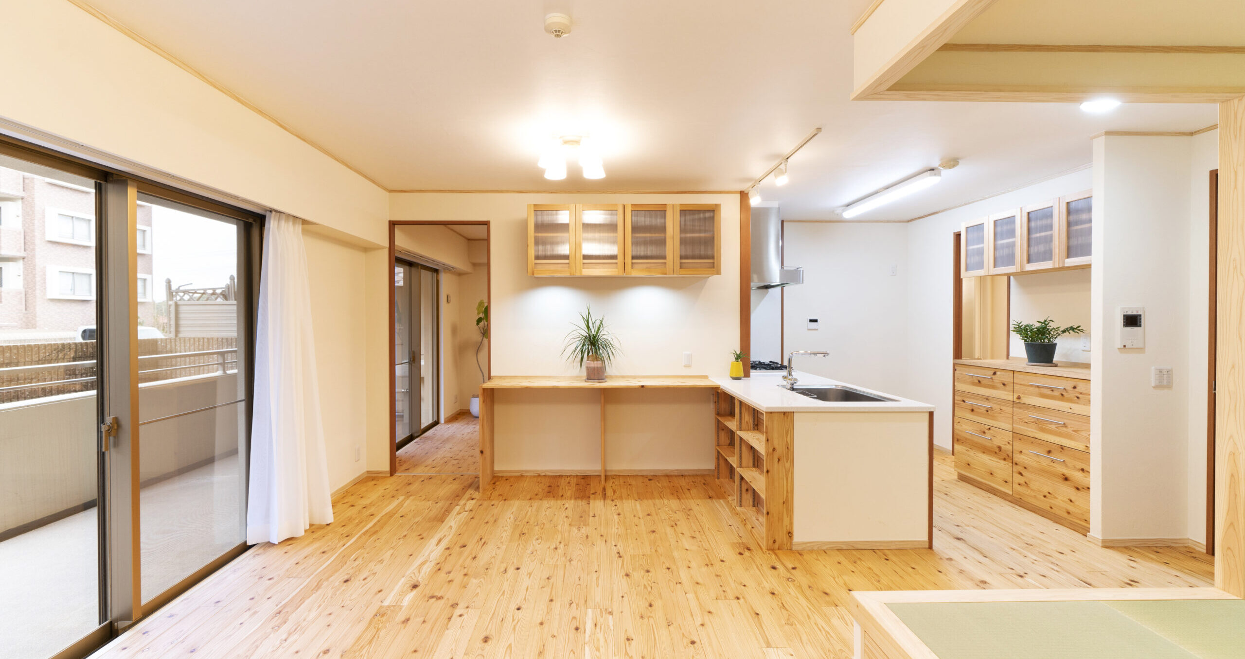 家族の為の大収納と、ぐるぐる回れる庭付きのワイドな家