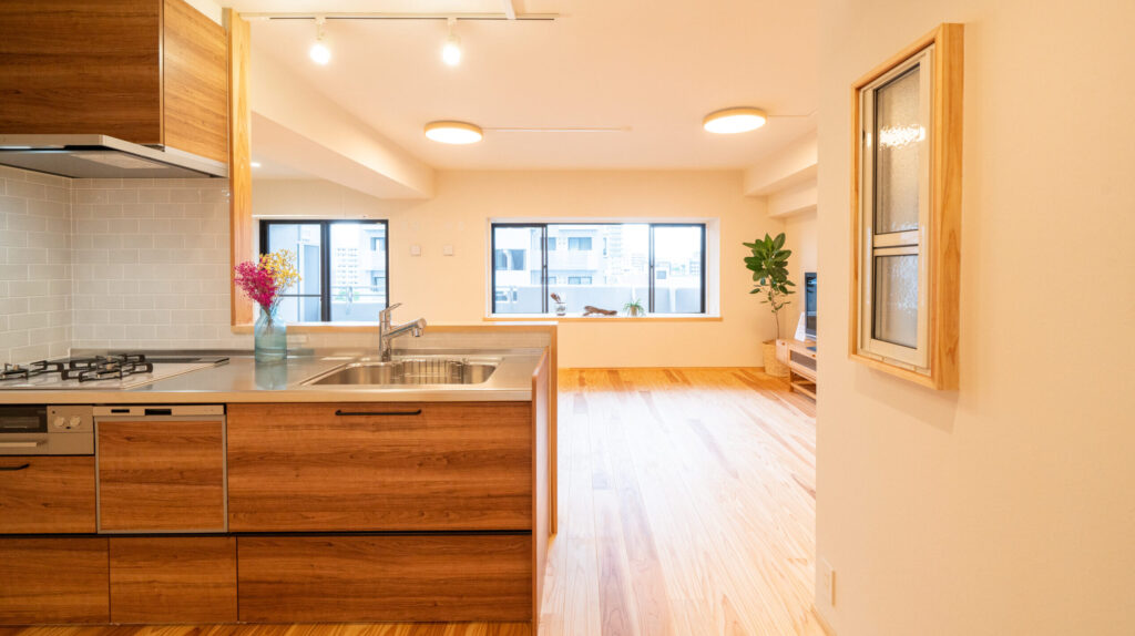 海風が心地よい 大きな出窓と天然木の家