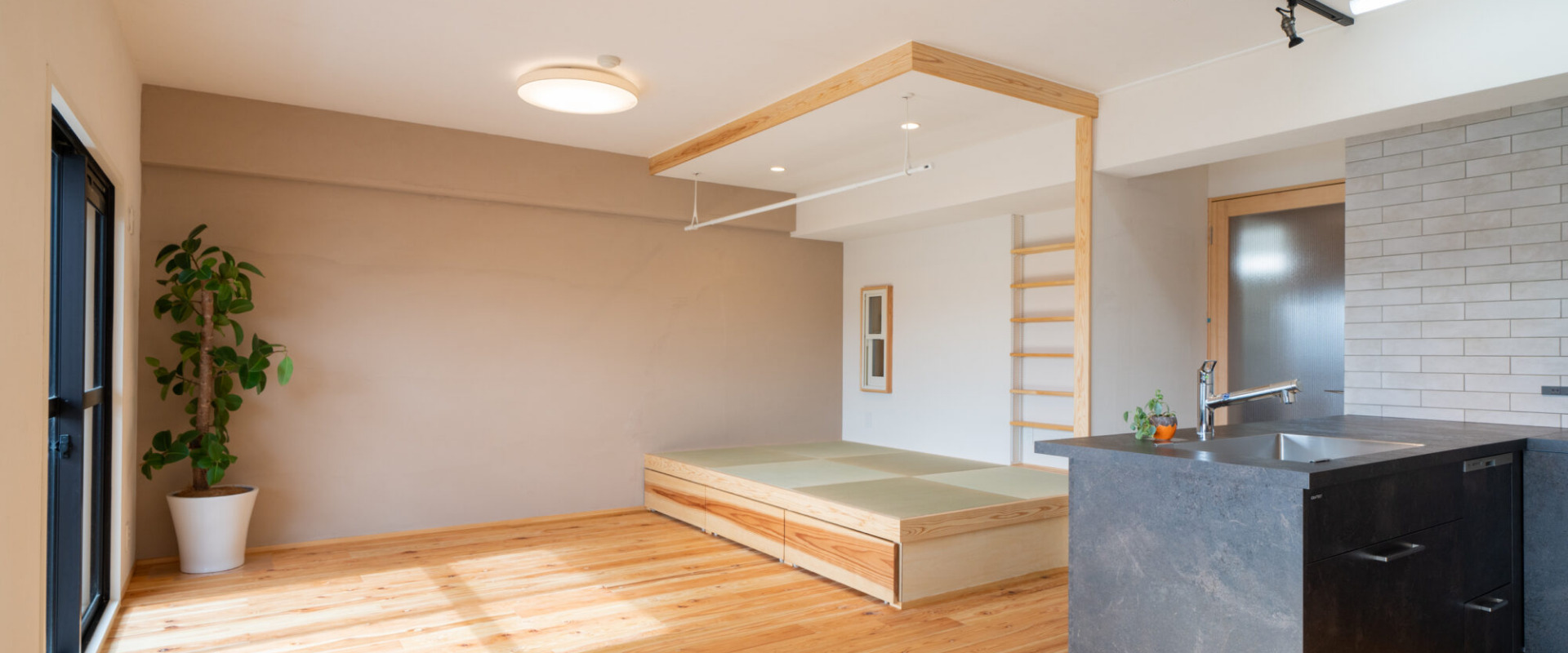 光と風がめぐる土間のある家