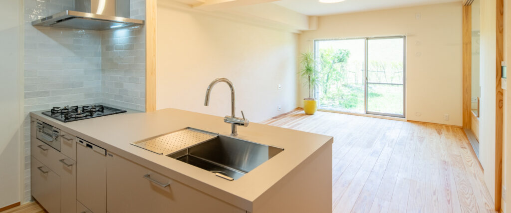 新緑の香りが広がる 庭の或る家