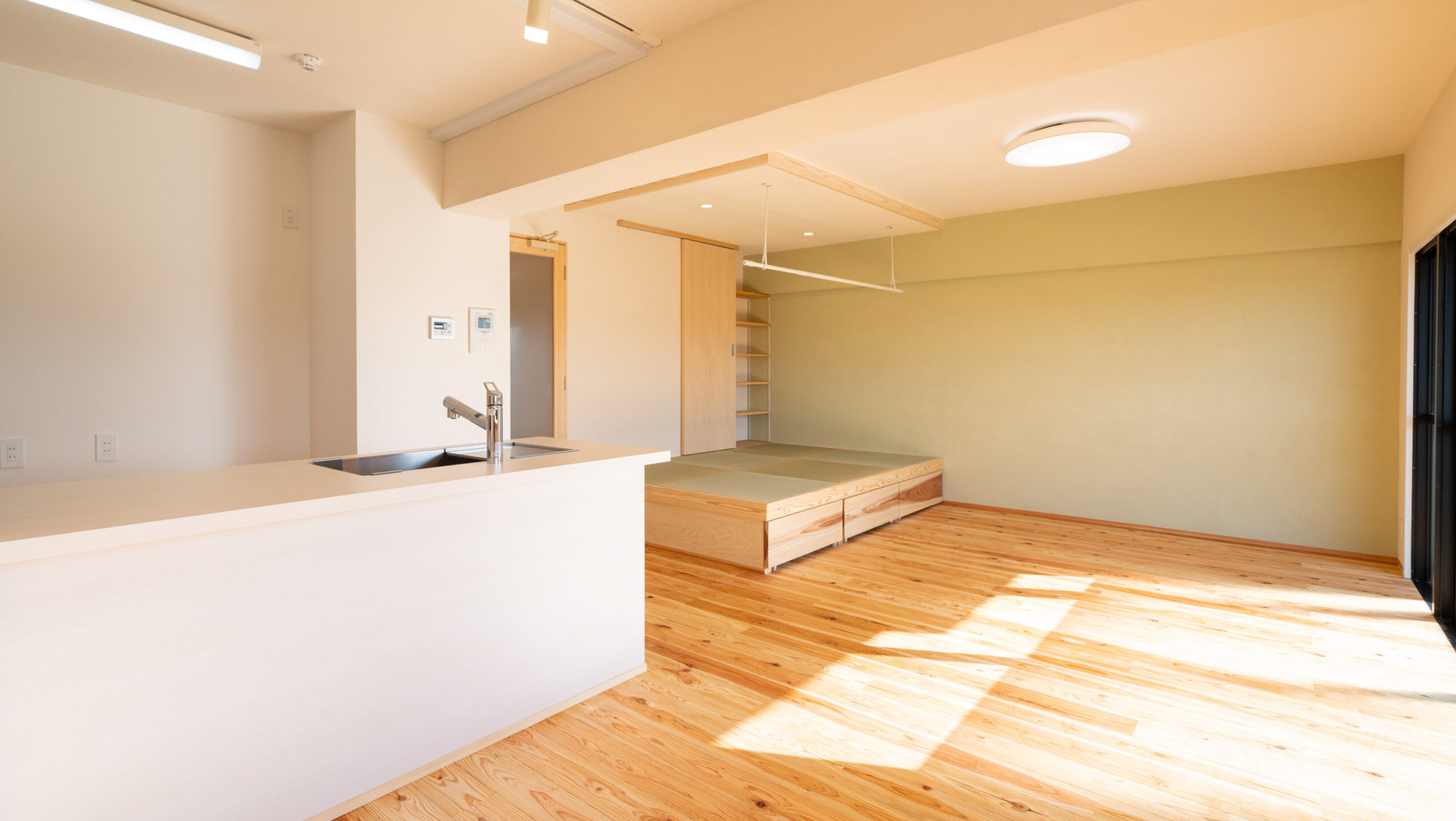 空近く 萌黄和らぐ 土間の家