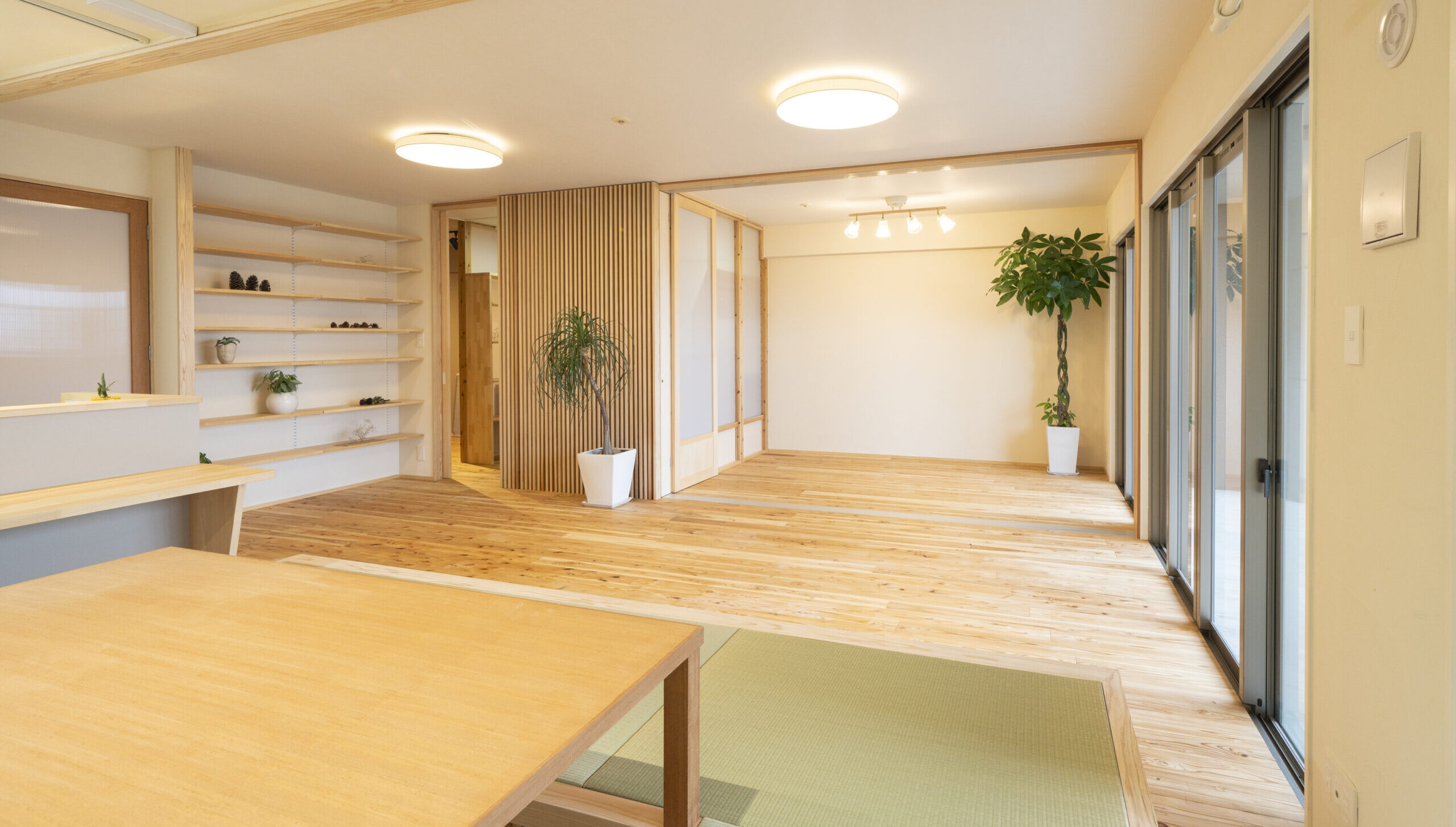 名島河畔を掘りごたつから臨む庭のある家