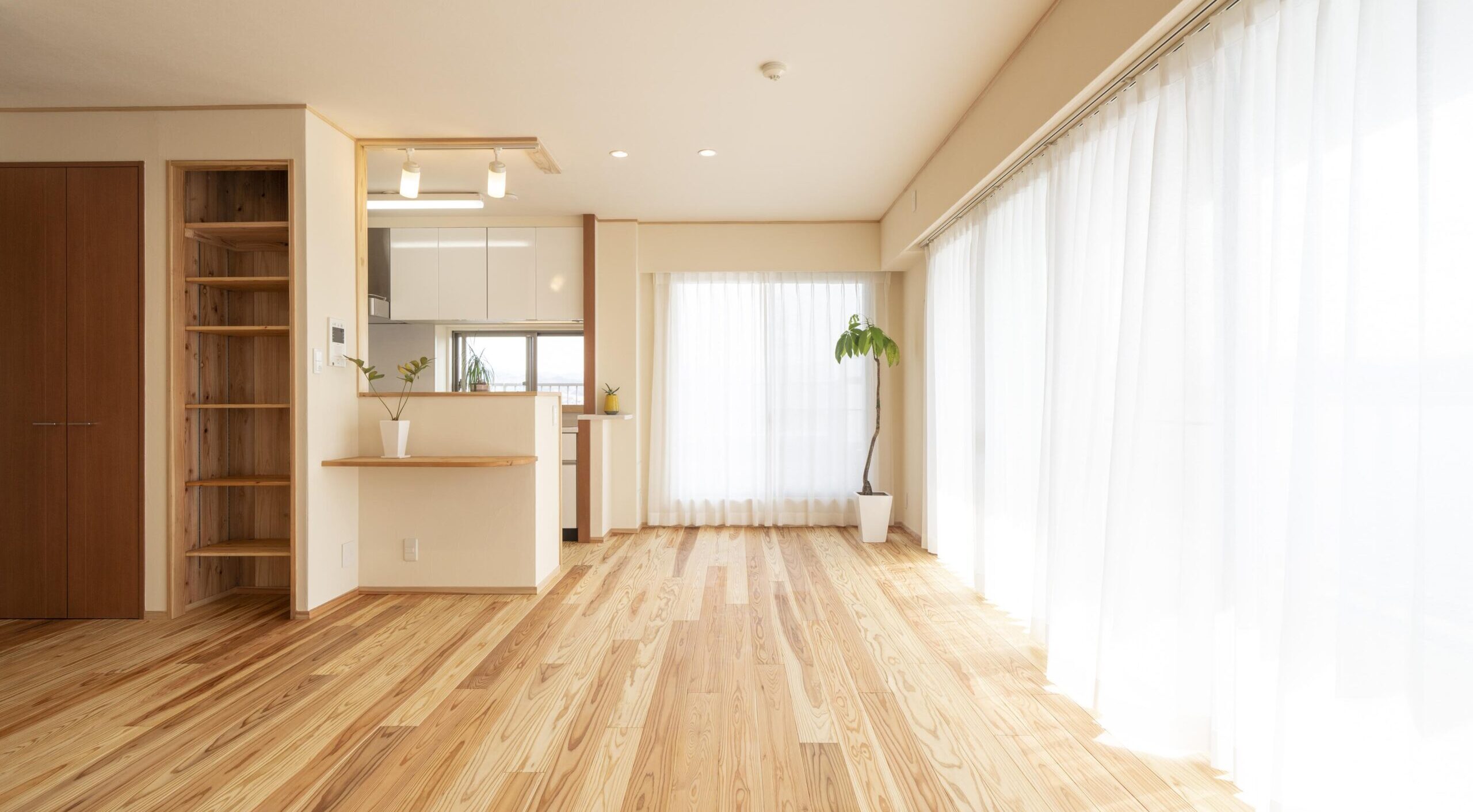 千早駅を臨むWIDEルーバルと土間の家