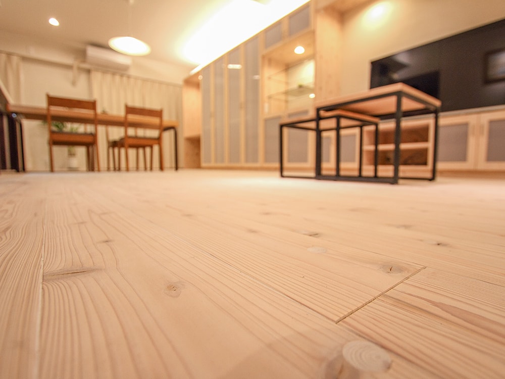 畳下と壁いっぱいの収納に囲まれた家