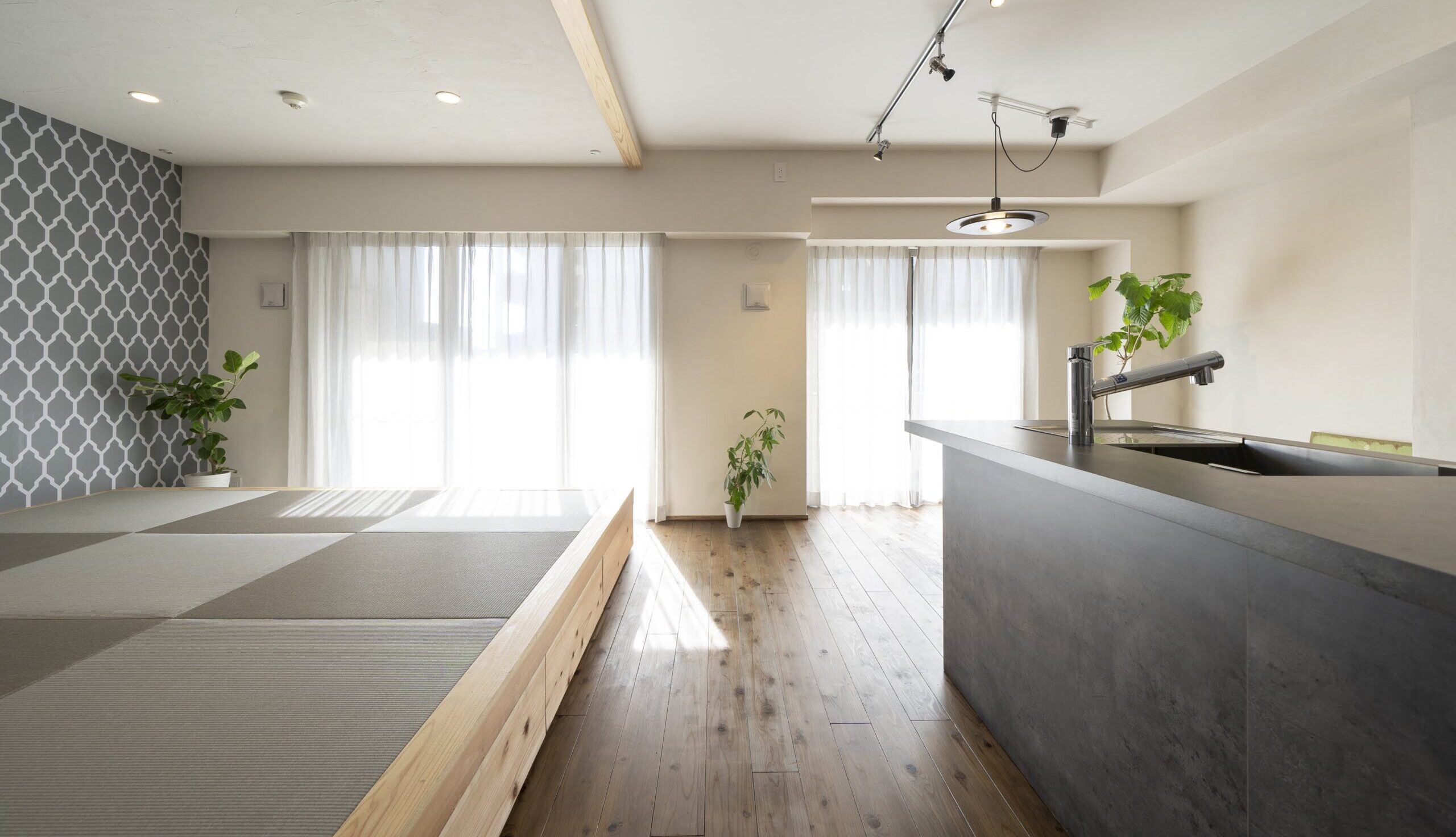 グレーが和リビングと庭と家族を繋げる家