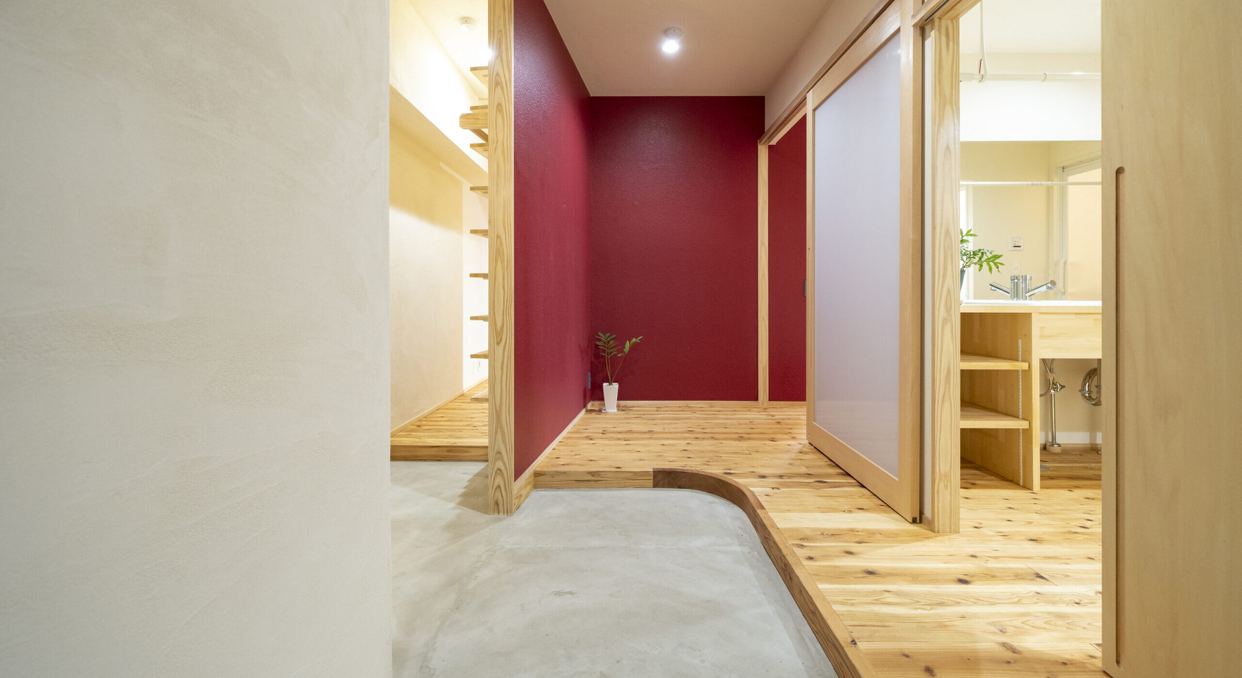 三つの出入り口がある赤白扉の家