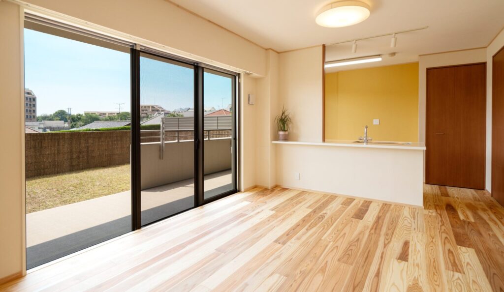 庭から空を仰ぐお日さま色の家